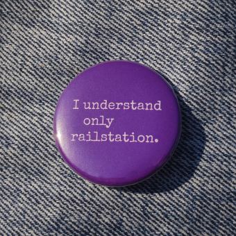 Ansteckbutton I understand only railstation auf Jeans